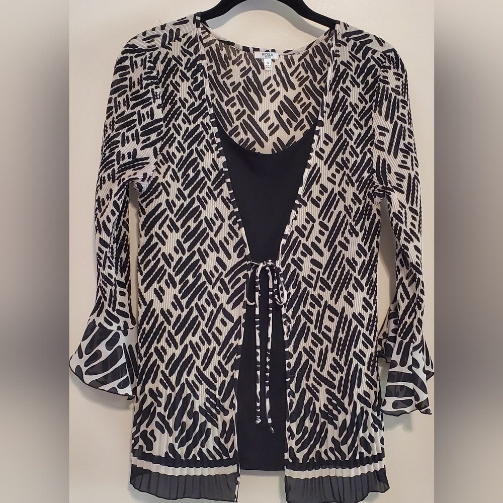 Beautiful one piece black & white women's 1X blouse that FITS LIKE A LARGE